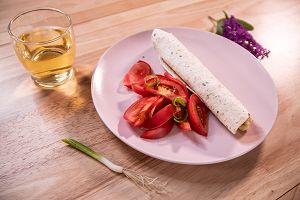 Tortilla z pastą jajeczną, szczypiorkiem i pomidorem.jpg