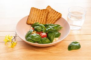 Mozzarella z arbuzem i bazylią.jpg