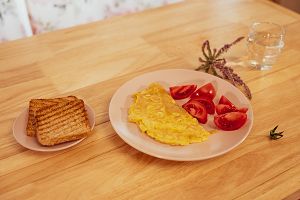 Omlet z szynką z kurczaka, serem, pomidorem i tostem.jpg